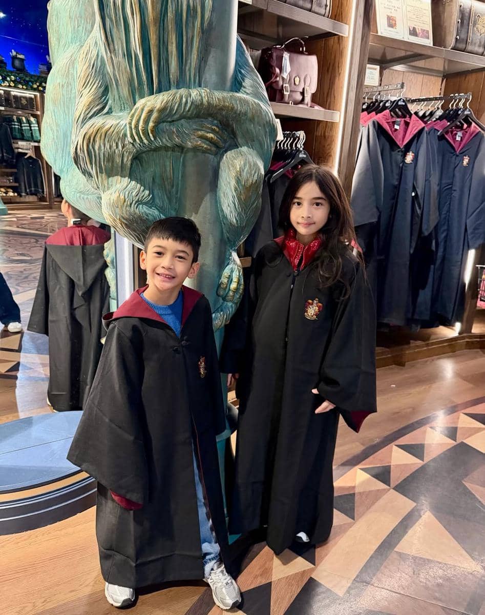 Keluarga Nabila Syakieb ke The Warner Bros. Studio Tokyo