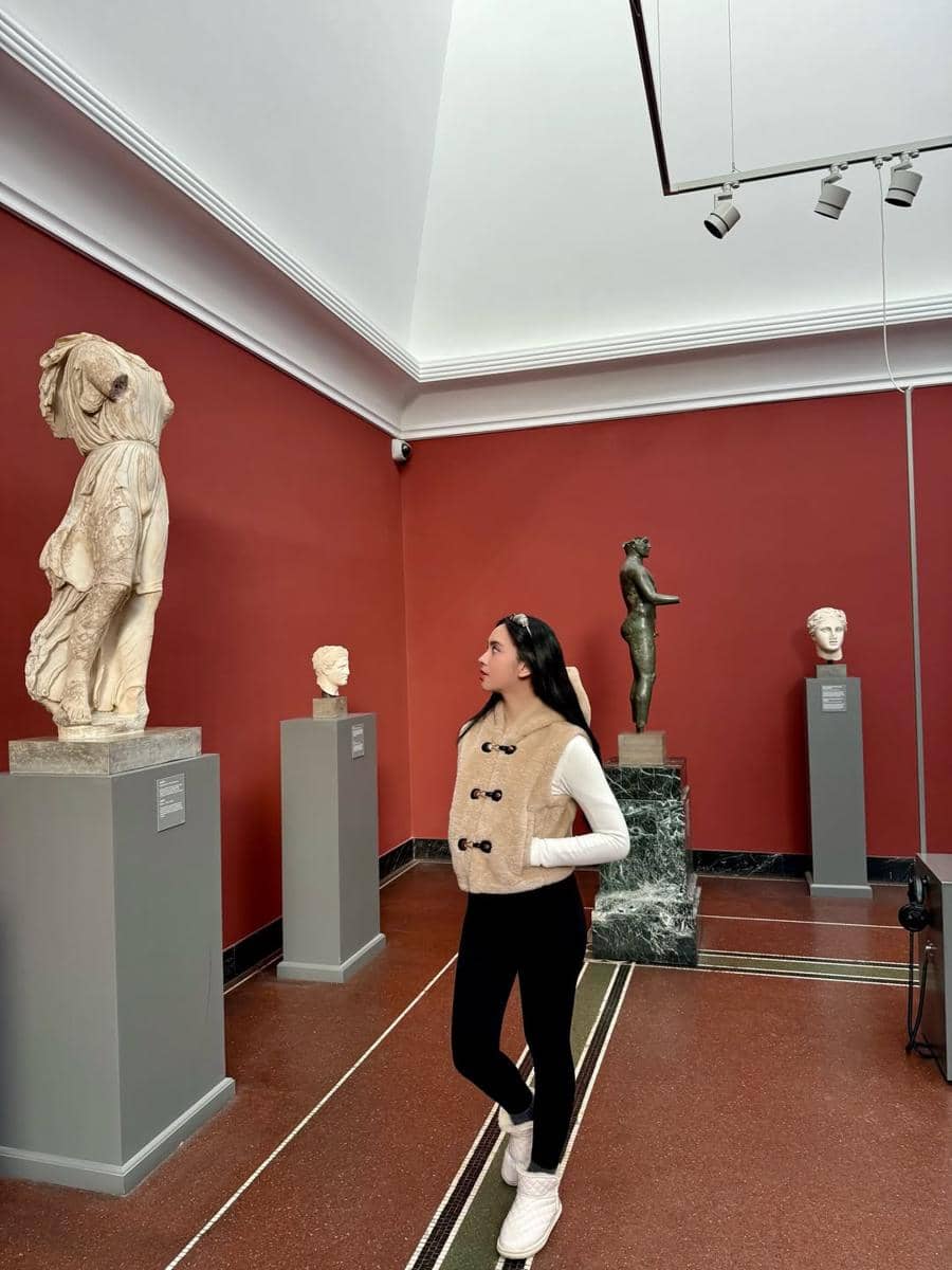 Lyodra saat jalan-jalan di Copenhagen