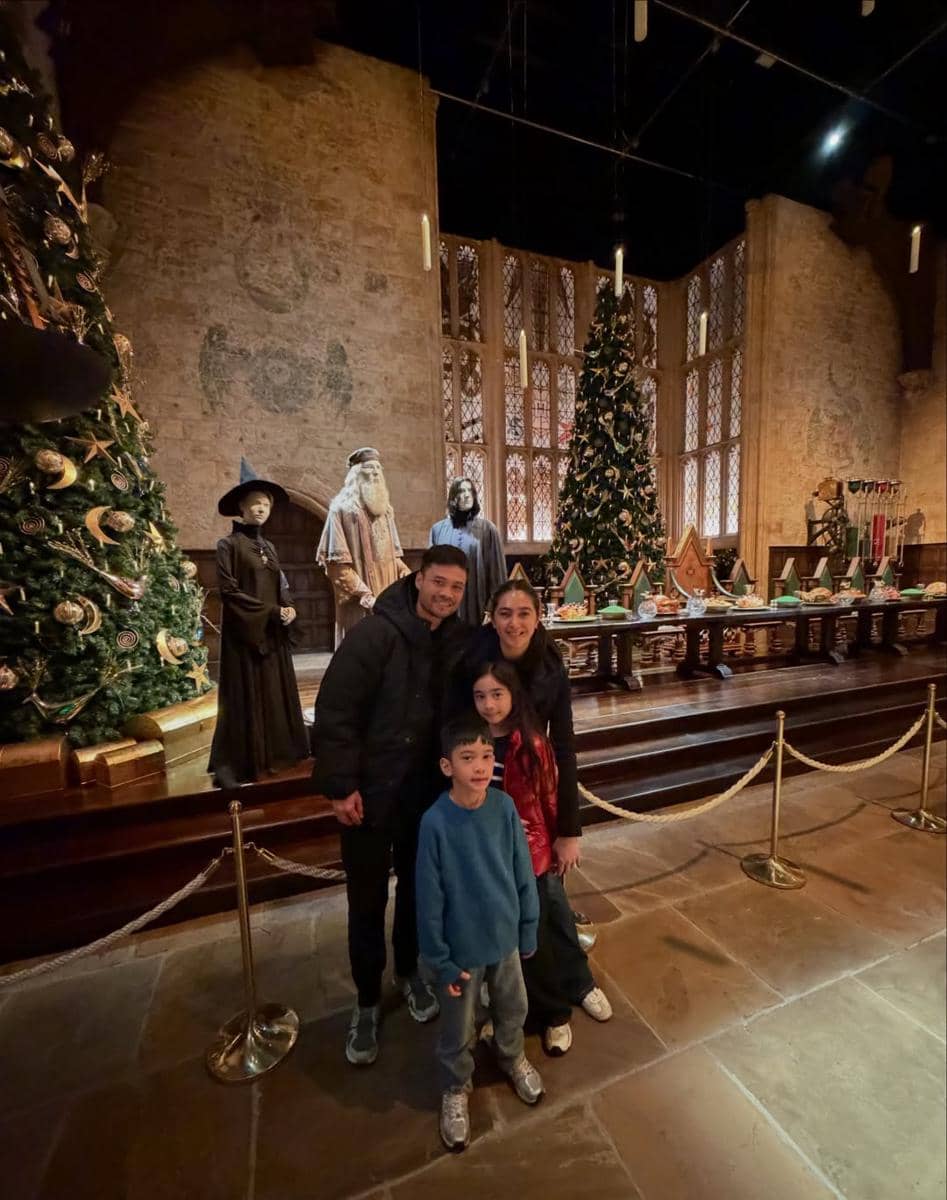 Keluarga Nabila Syakieb ke The Warner Bros. Studio Tokyo