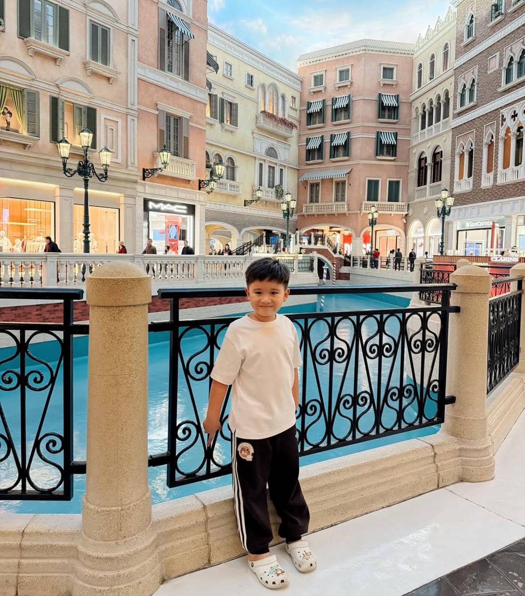 Keluarga Citra Kirana jalan-jalan di Macau.