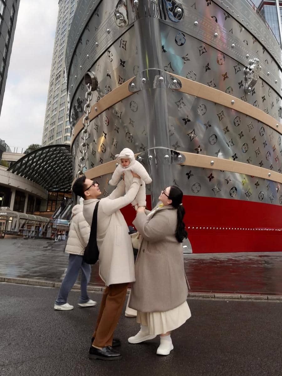 Clarissa Putri dan keluarga liburan di Shanghai