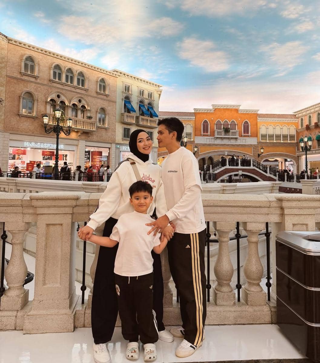 Keluarga Citra Kirana jalan-jalan di Macau.