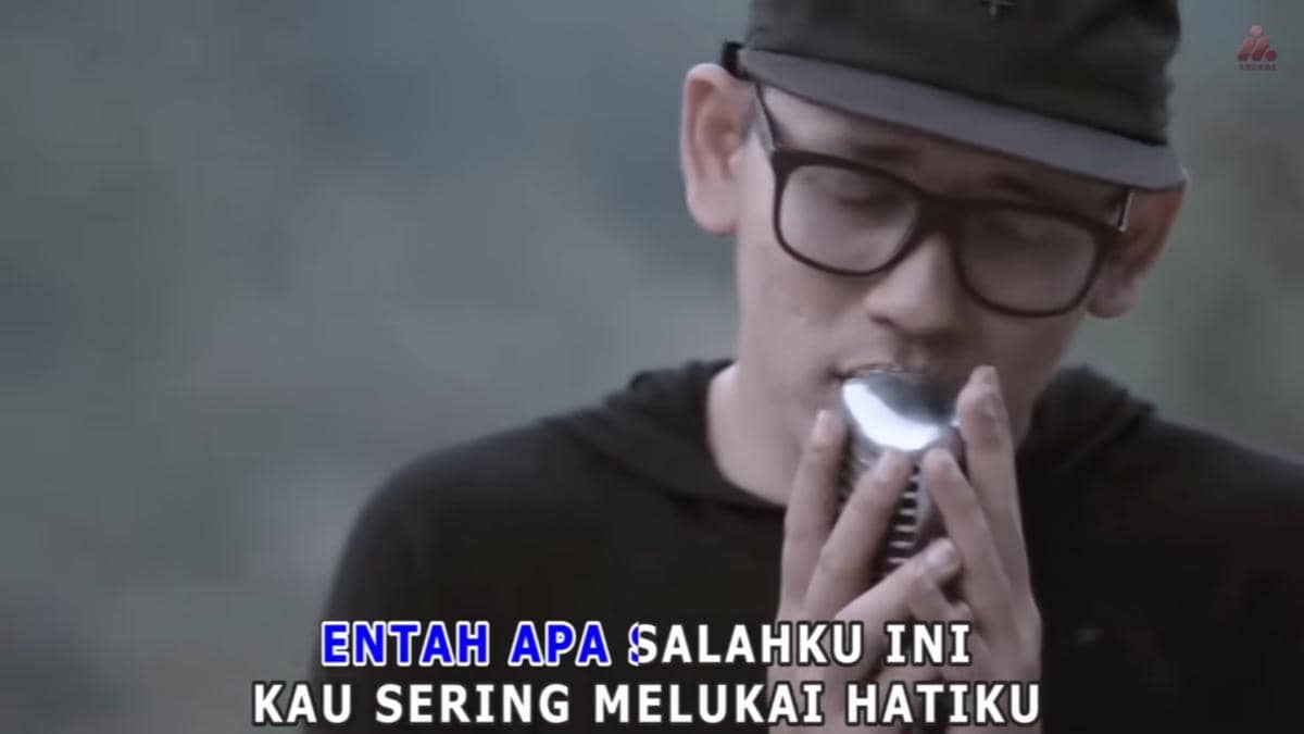 cuplikan video lirik "Hatiku Terluka Lagi"