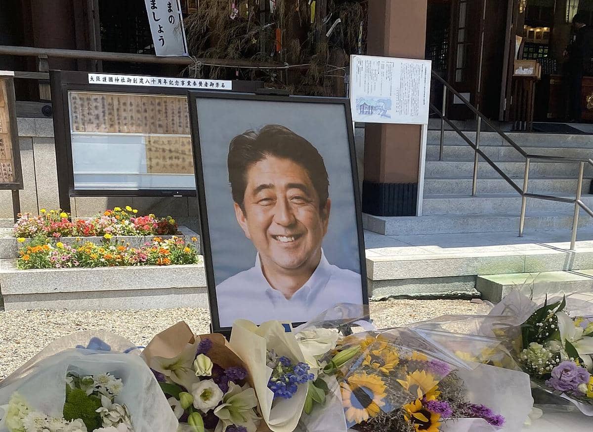 Karangan bunga untuk Shinzo Abe.