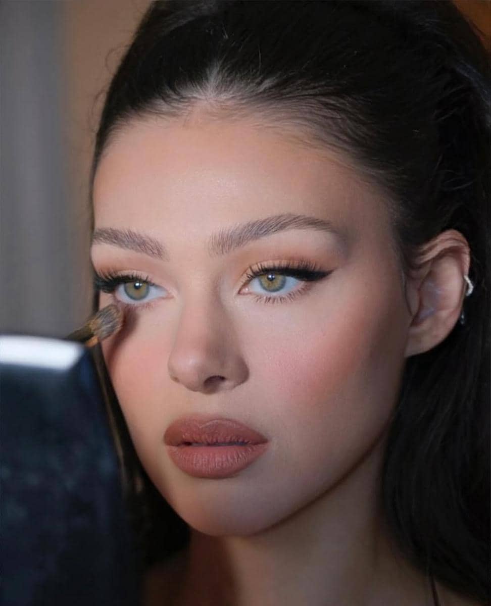 Inspirasi barbie doll makeup ala Nicola Peltz