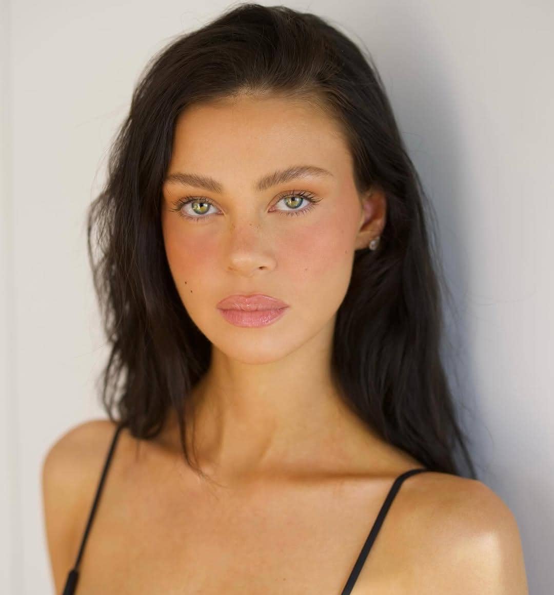 Inspirasi barbie doll makeup ala Nicola Peltz