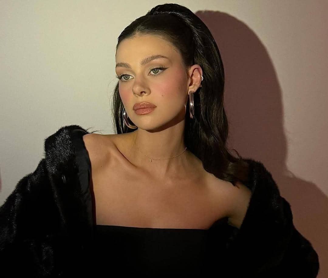 Inspirasi barbie doll makeup ala Nicola Peltz