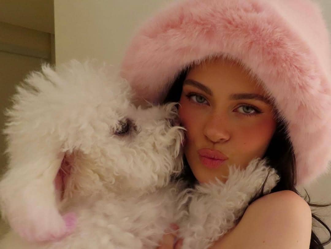 Inspirasi barbie doll makeup ala Nicola Peltz