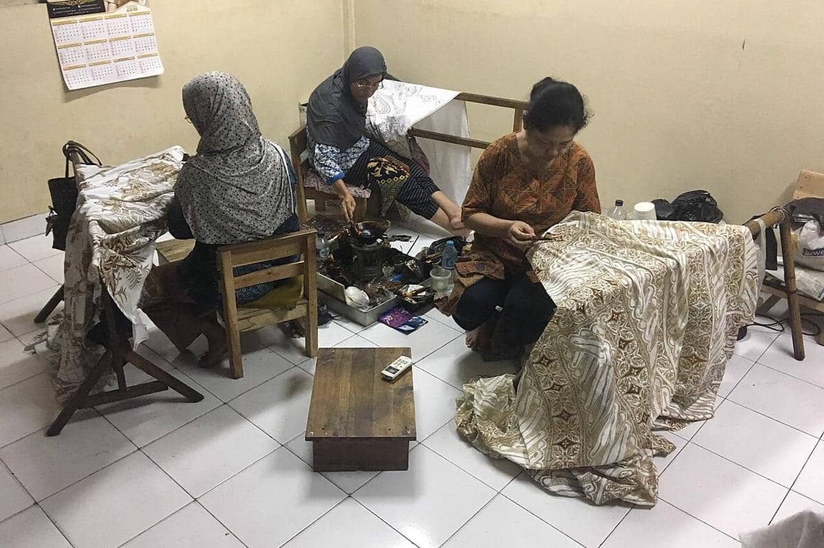 Pembuatan batik tulis di Museum Danar Hadi