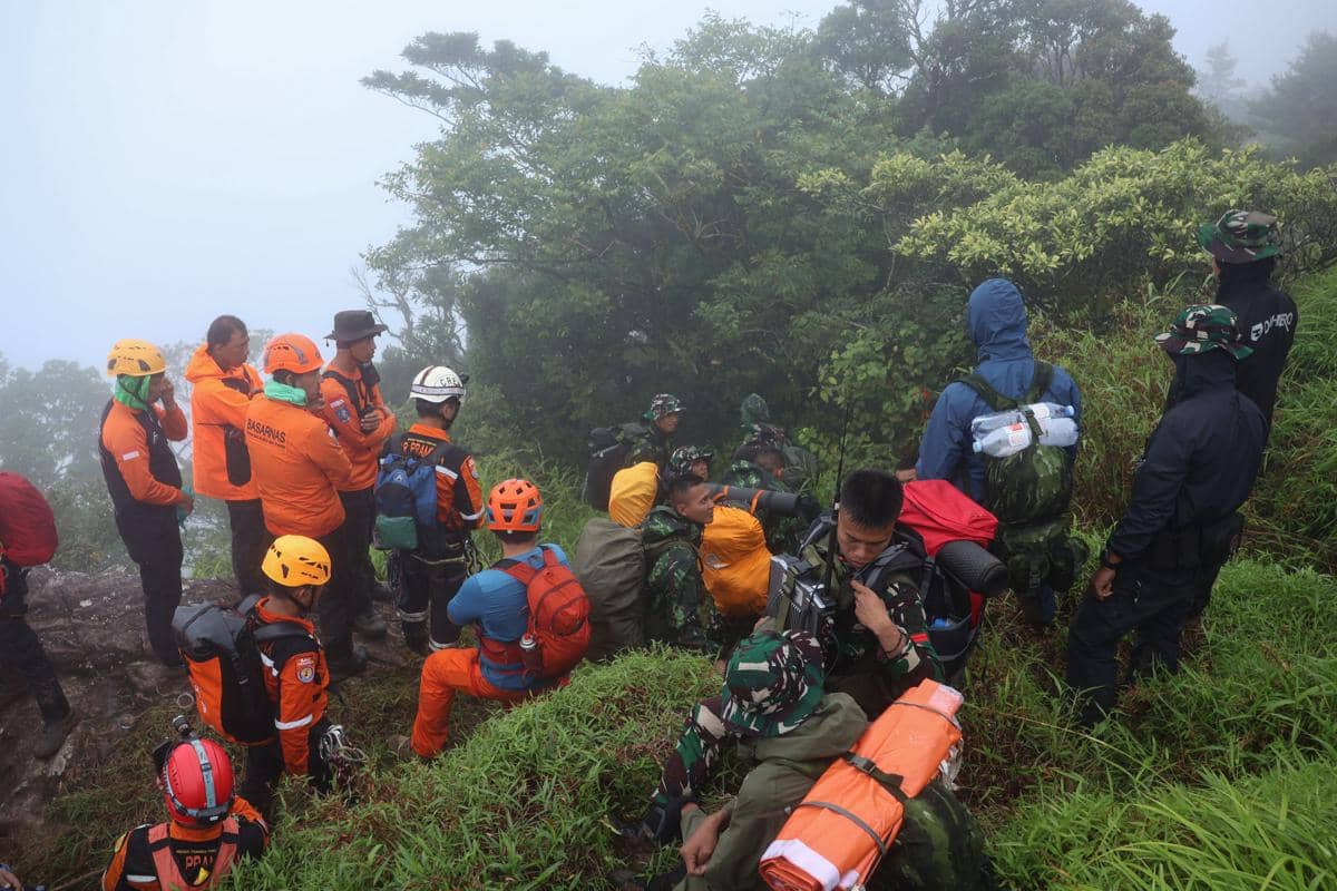 Tim SAR gabungan mengantre untuk menuruni lereng gunung saat pencarian korban pesawat ATR 42-500 pada hari kelima di Gunung Bulusaraung, Kabupaten Pangkajene dan Kepulauan (Pangkep), Sulawesi Selatan, Rabu (21/1/2026). (ANTARA FOTO/Arnas Padda)