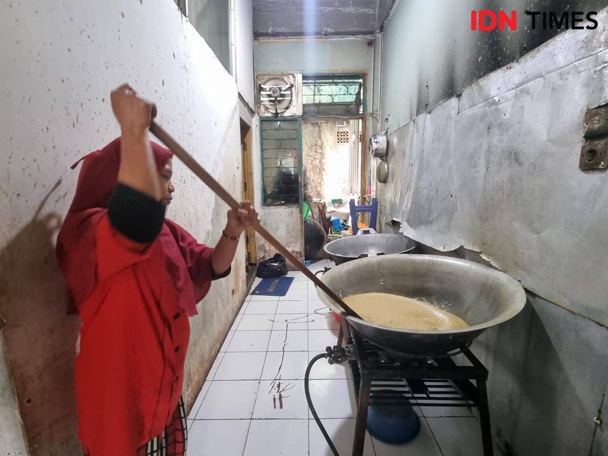 Proses peracikan bumbu dapur di tempat produksi Hikmah Fajar Palembang