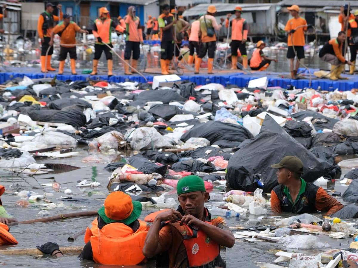 Dinas Lingkungan Hidup (DLH) DKI Jakarta melalui Unit Pengelola Sampah Badan Air (UPSBA) bersama Suku Dinas Lingkungan Hidup Kepulauan Seribu mengangkut 137 ton sampah dari pesisir Tanggul Laut Muara Baru, Jakarta Utara