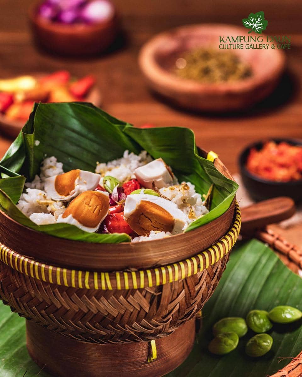 Potret Nasi Bakul Teri, Telor Asin, dan Pete di Kampung Daun Bandung 