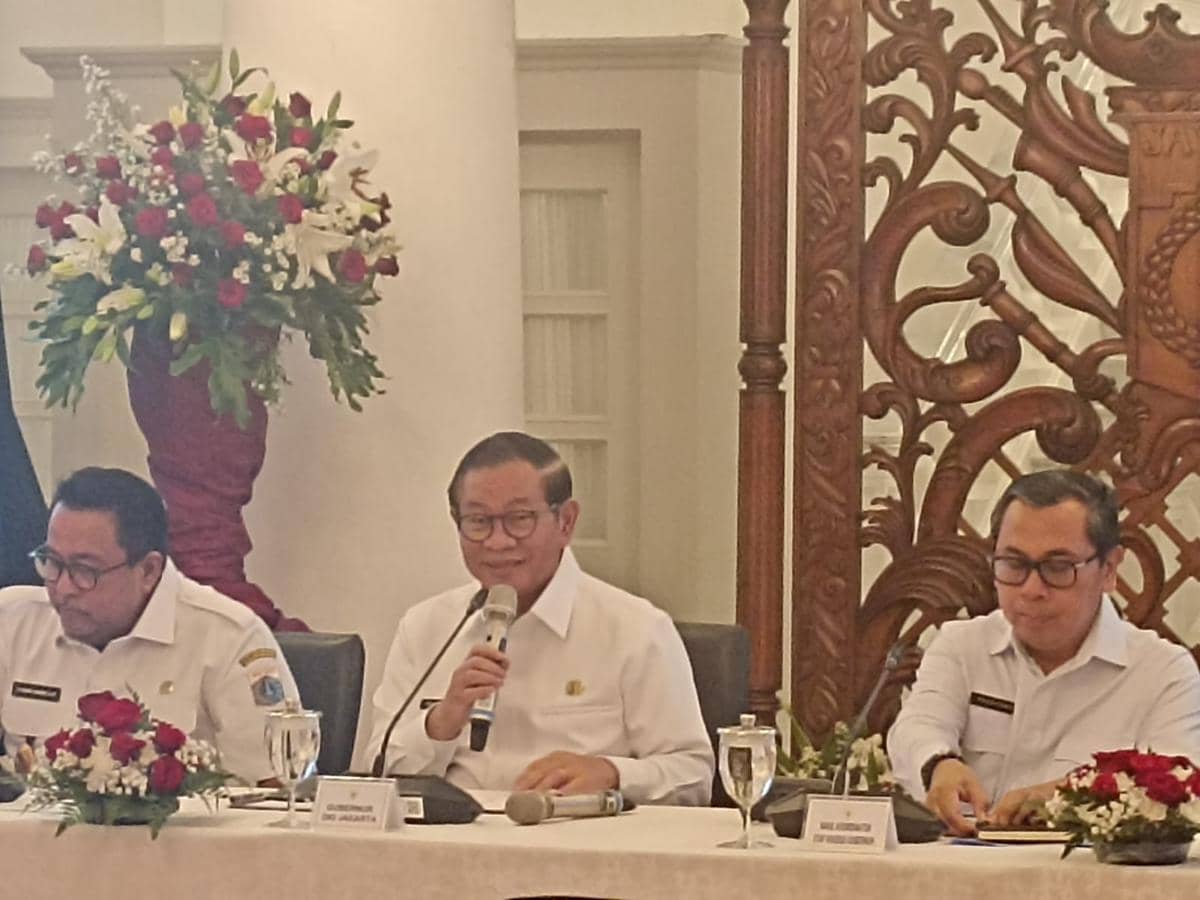 Gubernur DKI Jakarta Pramono Anung dalam konferensi pers realisasi APBD 2025 di Balai Kota