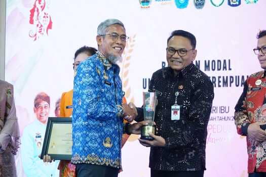 Risma Ardhi Chandra (kanan), yang menjadi Wakil Bupati Pati resmi ditunjuk sebagai Pelaksana Tugas (Plt) Bupati Pati. (Dok. Pemkab Pati)