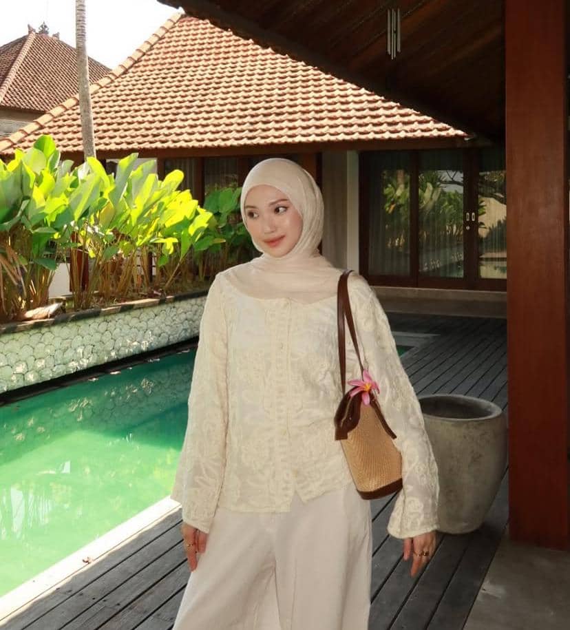 potret Julia Prastini 