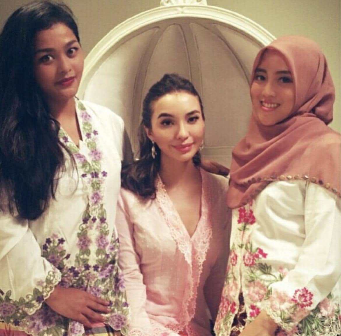 Inspirasi OOTD Baju Daerah ala Manohara