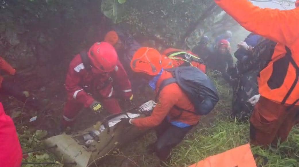 Proses evakuasi jenazah pesawat ATR 42-500 oleh tim SAR gabungan dari jurang di Gunung Bulusaraung, Kabupaten Pangkep, Sulawesi Selatan.  (Dok. Basarnas Makassar)