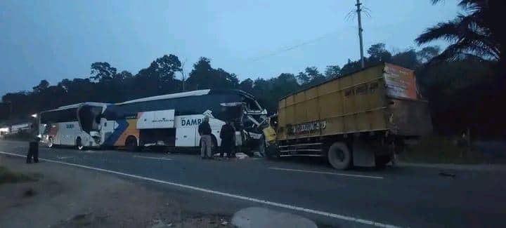 Laka beruntun terjadi antara truk dan Damri di Sanggau.