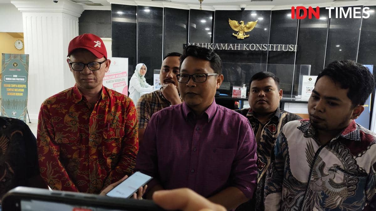Sekelompok orang yang mengatasnamakan pihaknya sebagai Kawal Pemilu dan Demokrasi 