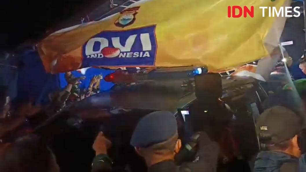 Tim DVI Polda Sulsel menerima satu kantong jenazah korban kecelakaan pesawat ATR 42-500, Selasa malam (20/1/2026). (IDN Times/Ashrawi Muin)
