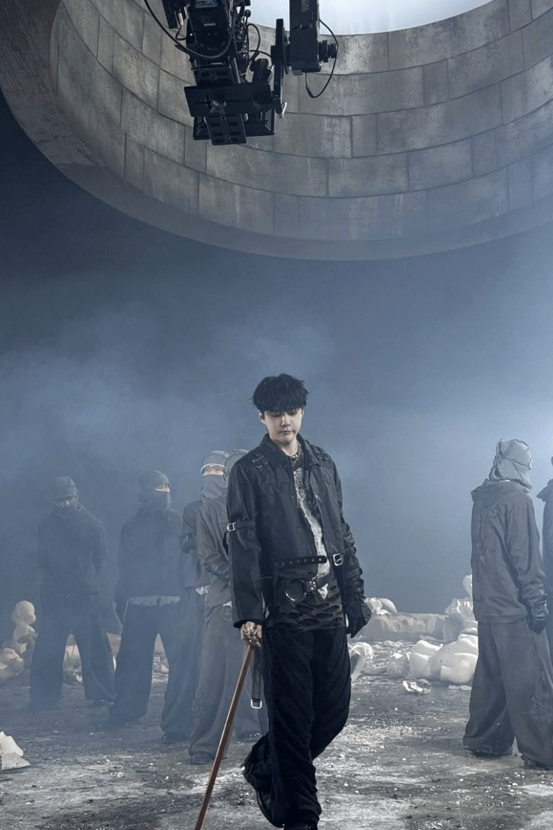 momen behind the scenes MV CROWN - EXO