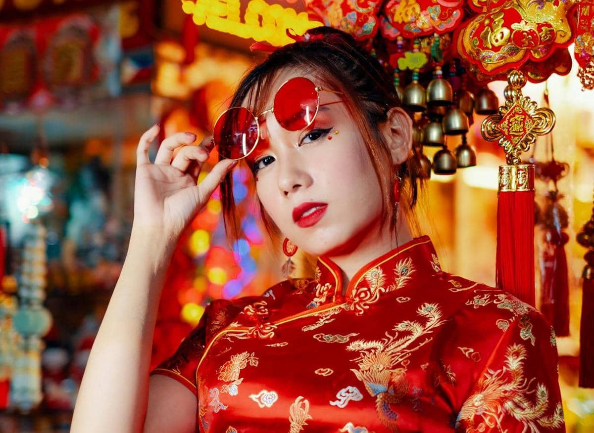 Ilustrasi busana nuansa merah (pexels.com/Photo by John Paul  Garanzo)