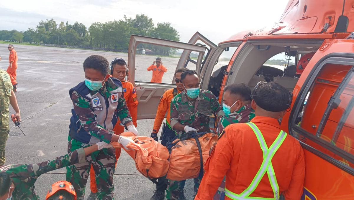 Tim SAR mengevakuasi satu jenazah korban kecelakaan pesawat ATR 42-500, dengan menggunakan helikopter  Dauphin HR-3601 milik Basarnas, Rabu (21/1/2026). (Dok. Basarnas Makassar)