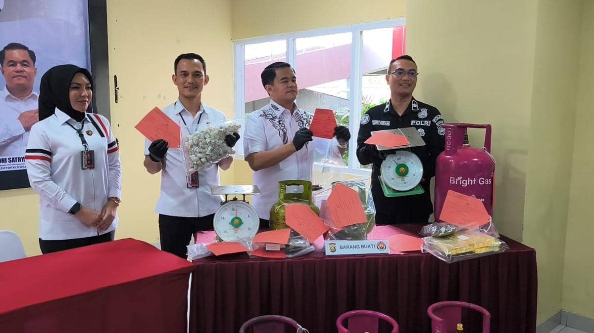 Polisi tunjukan barang bukti gas oplosan dari hasil penggerebekan di gudang pengoplosan di kawasan Mata Merah Palembang
