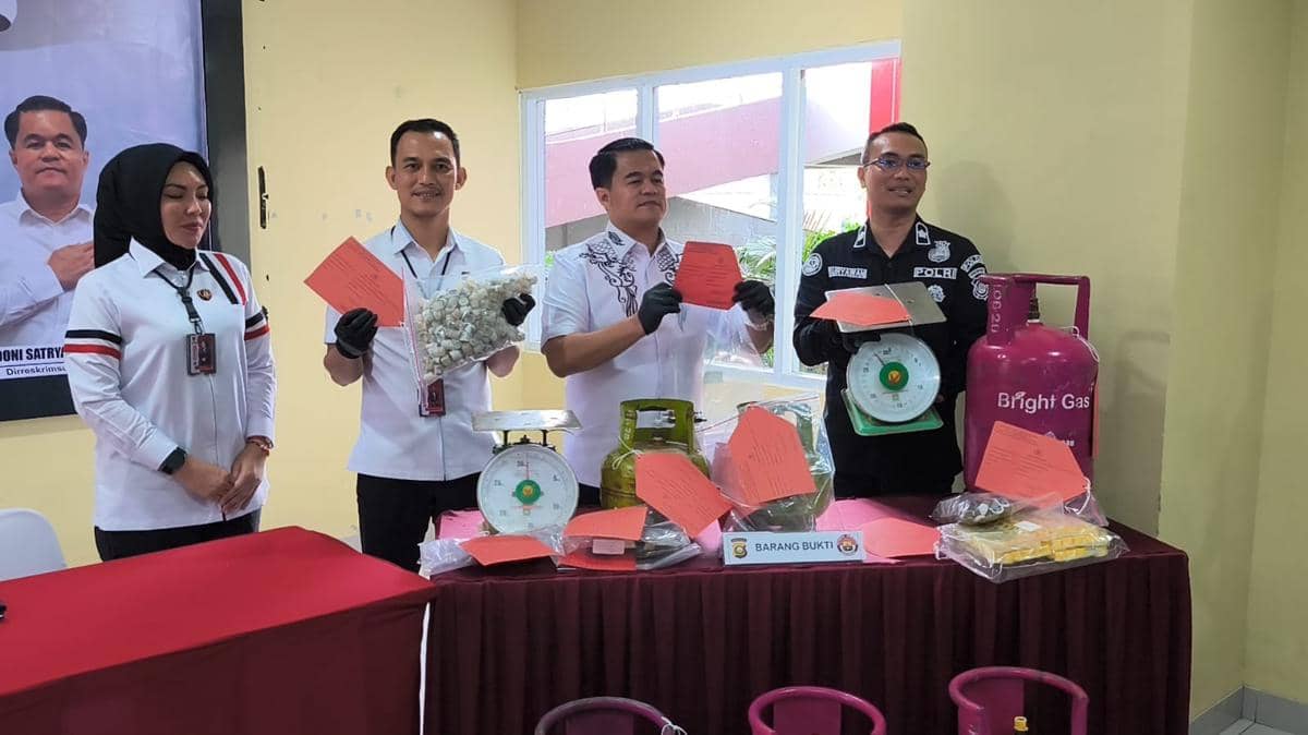 Polisi tunjukan barang bukti gas oplosan dari hasil penggerebekan di gudang pengoplosan di kawasan Mata Merah Palembang