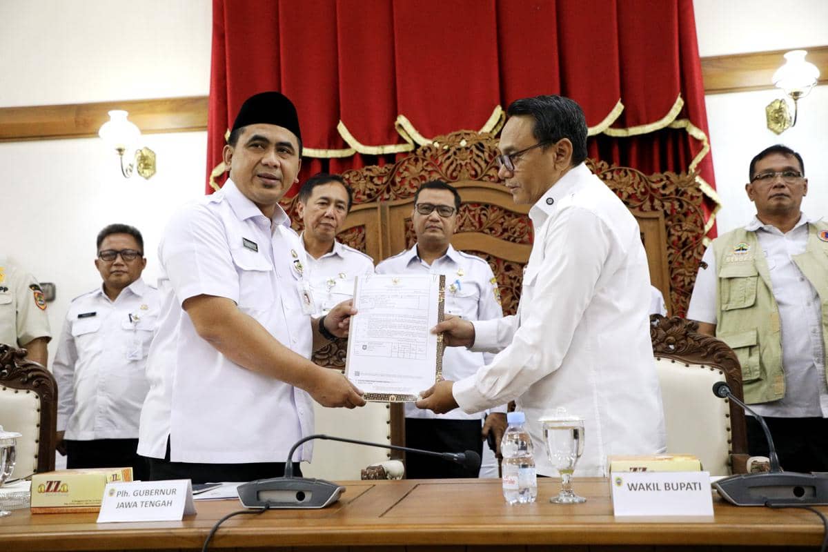 Penunjukan Wakil Bupati Pati, Risma Ardhi Chandra (kanan) ditunjuk sebagai Pelaksana Tugas (Plt) Bupati Pati usai Sudewo menjadi ditetapkan tersangka oleh Komisi Pemberantasan Korupsi (KPK) di Pati. (Dok. Pemprov Jateng)