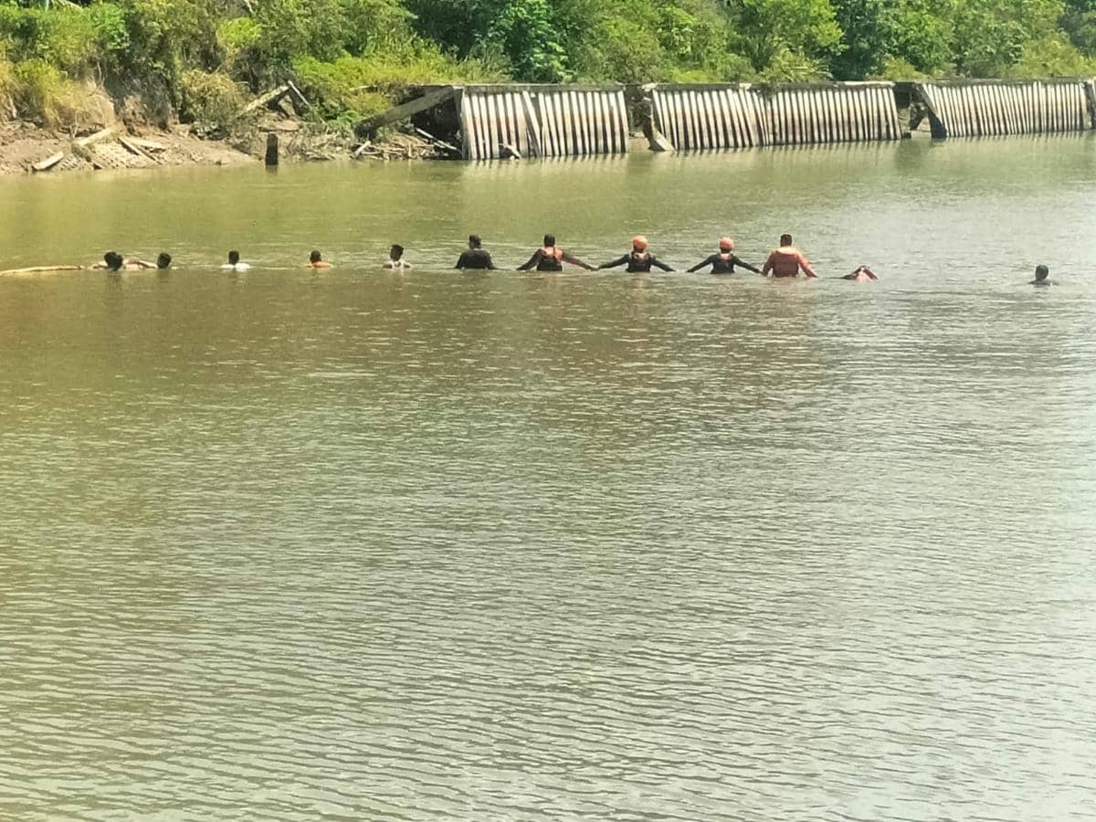 Tim gabungan melakukan pencarian korban dengan metode penyisiran sejajar