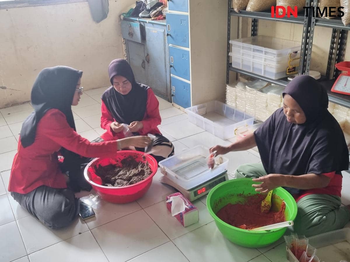 Proses peracikan bumbu dapur di tempat produksi Hikma Fajar Palembang