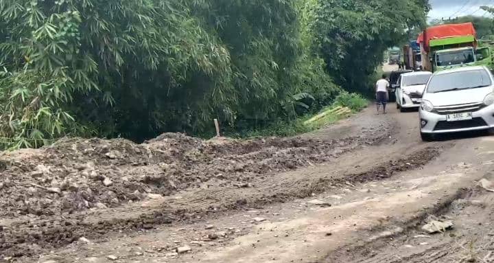Jalan rusak di Kabupaten Lebak (Dok. IDN Times/Sandi)