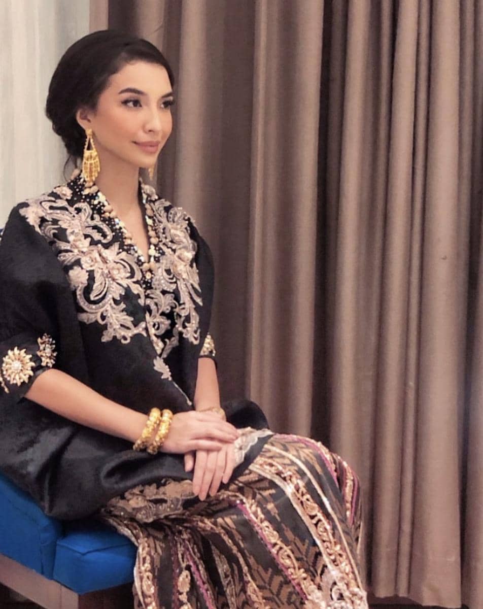 Inspirasi OOTD Baju Daerah ala Manohara