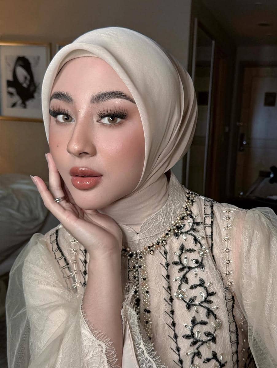 `Gaya Artis di Lamaran Syifa Hadju dan El Rumi