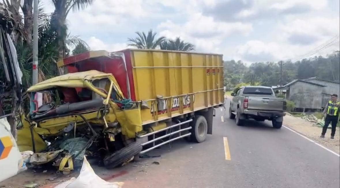 Sopir truk tewas dalam insiden laka beruntun. 