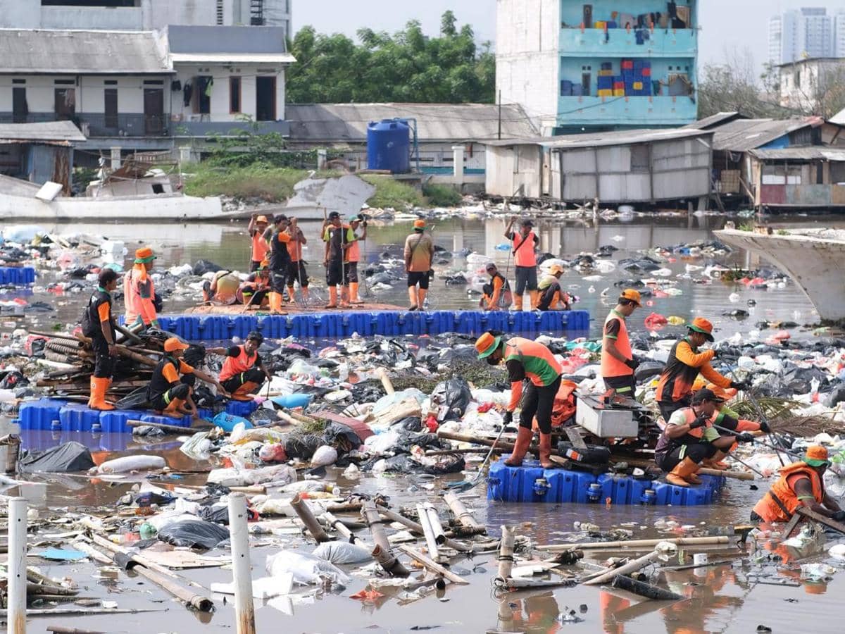 Dinas Lingkungan Hidup (DLH) DKI Jakarta melalui Unit Pengelola Sampah Badan Air (UPSBA) bersama Suku Dinas Lingkungan Hidup Kepulauan Seribu mengangkut 137 ton sampah dari pesisir Tanggul Laut Muara Baru, Jakarta Utara
