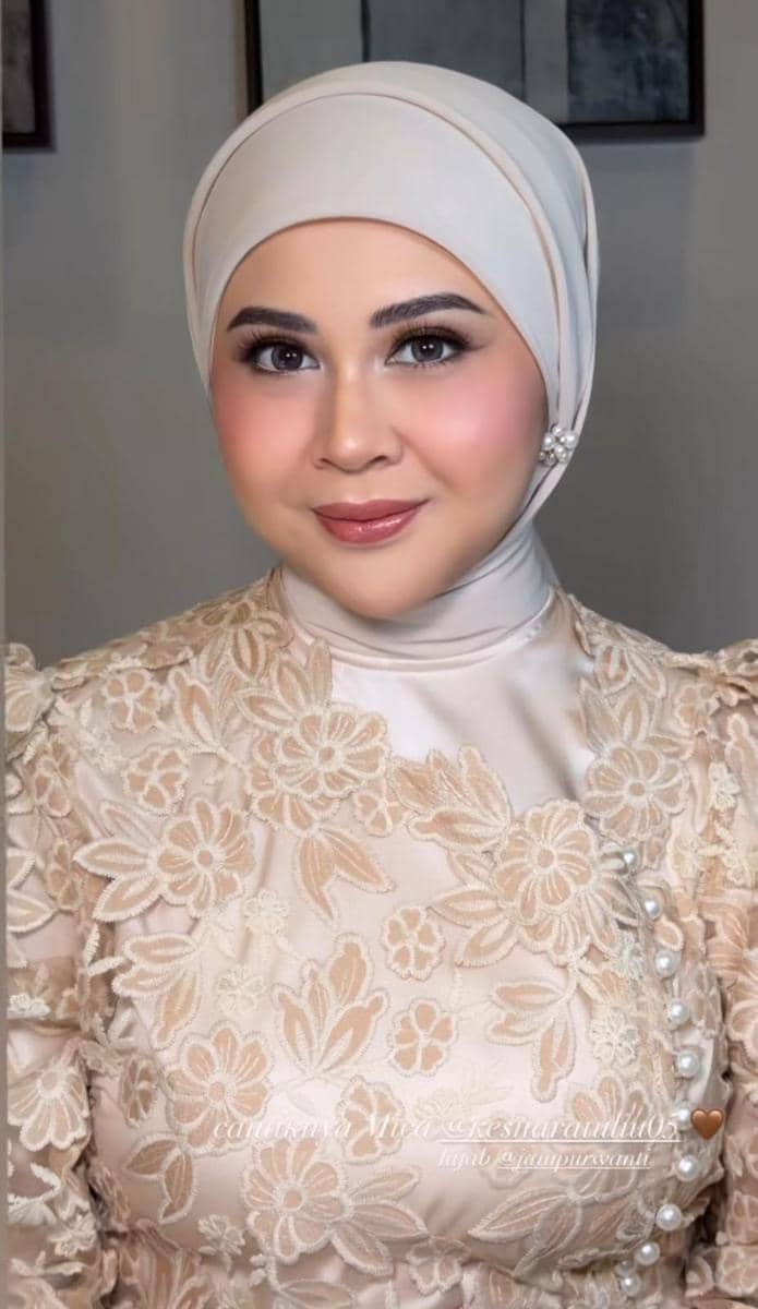Gaya Artis di Lamaran Syifa Hadju dan El Rumi