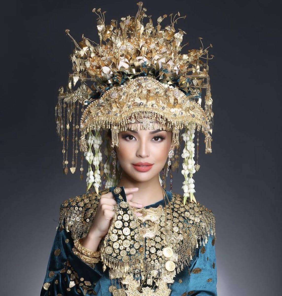 Inspirasi OOTD Baju Daerah ala Manohara 