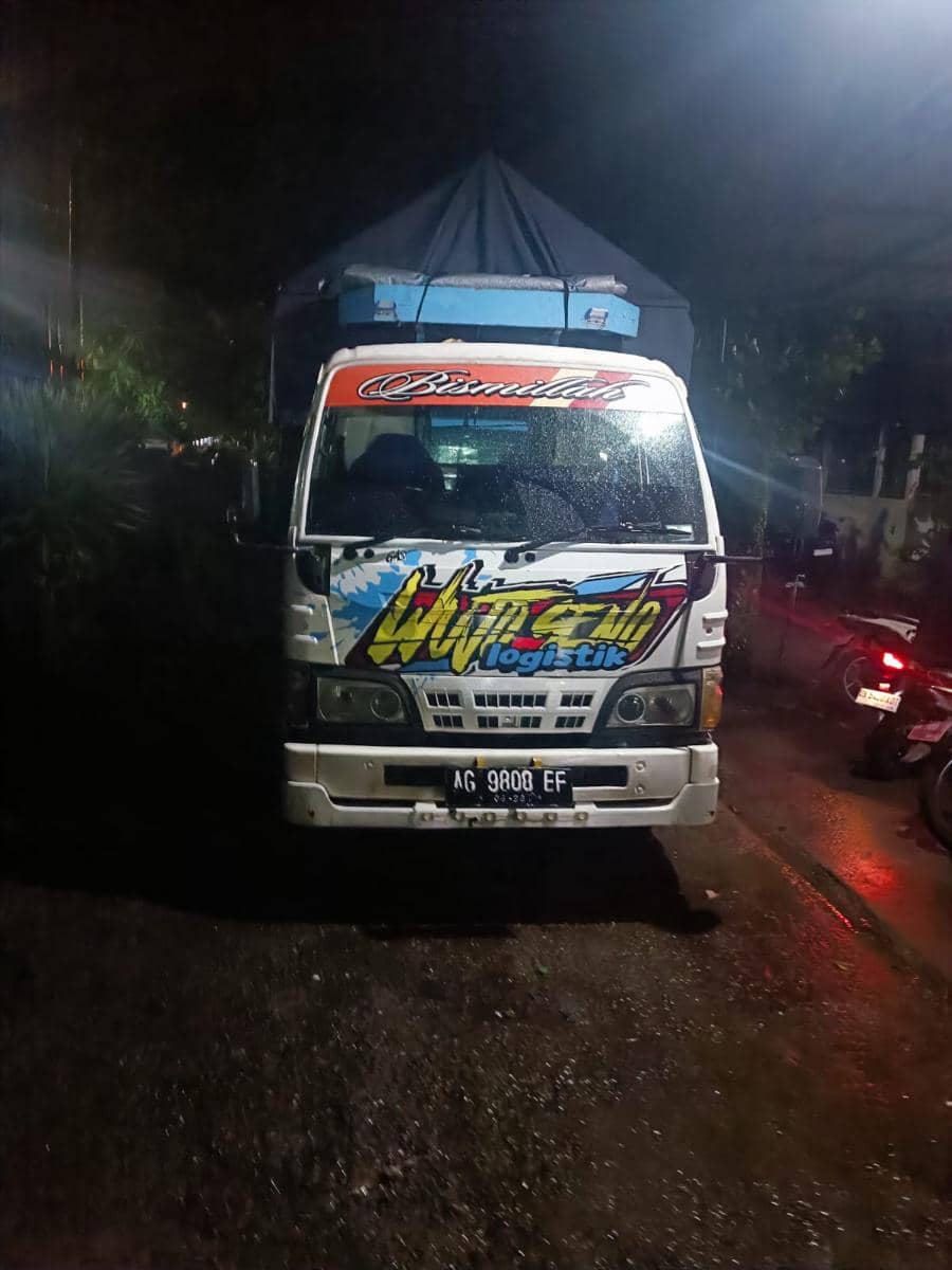 Aparat menggagalkan penyelundupan burung berkicau di Pelabuhan Padangbai, Bali. 