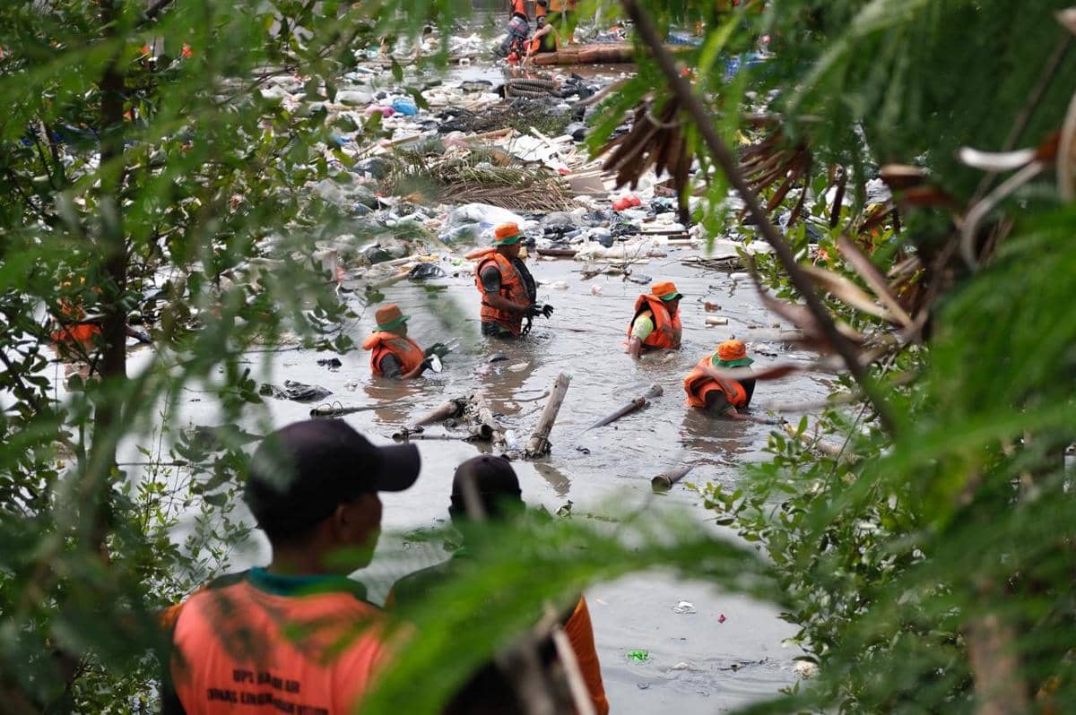 Dinas Lingkungan Hidup (DLH) DKI Jakarta melalui Unit Pengelola Sampah Badan Air (UPSBA) bersama Suku Dinas Lingkungan Hidup Kepulauan Seribu mengangkut 137 ton sampah dari pesisir Tanggul Laut Muara Baru, Jakarta Utara