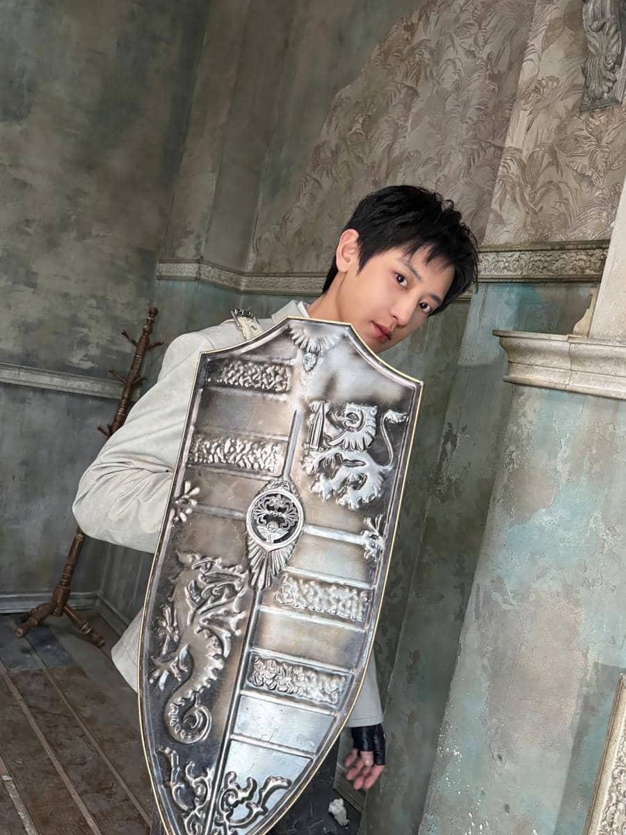 momen behind the scenes MV CROWN - EXO