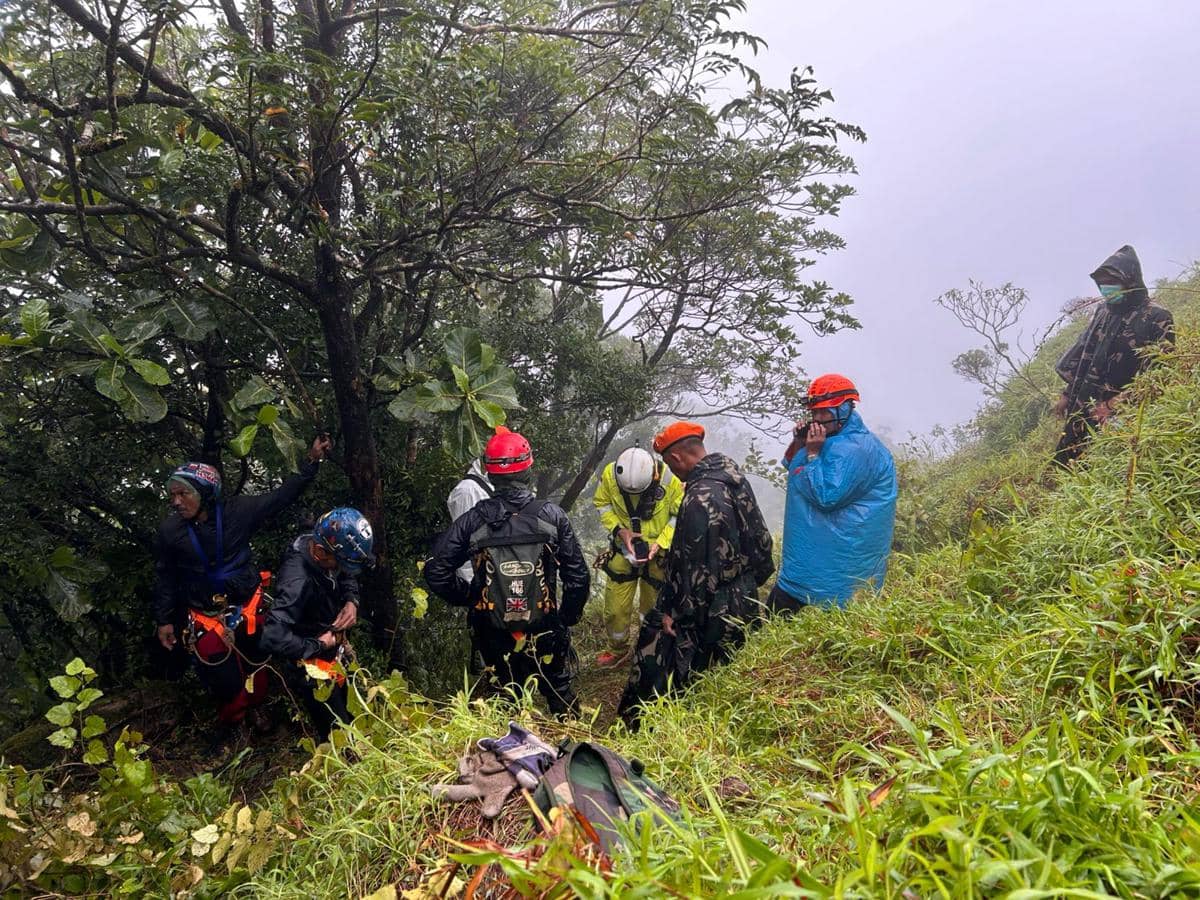 Proses evakuasi jenazah pesawat ATR 42-500 oleh tim SAR gabungan dari jurang di Gunung Bulusaraung, Kabupaten Pangkep, Sulawesi Selatan.  (Dok. Basarnas Makassar)
