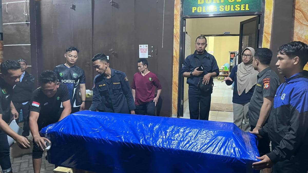 Peti jenazah korban kecelakaan pesawat ATR 42-500 bernama Deden Maulana, saat diserahkan tim DVI Polri kepada pihak keluarga, di Makassar, Rabu malam (21/1/2026). (Dok. IDN Times)