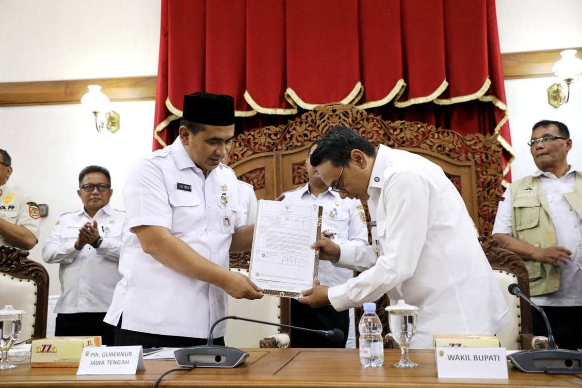 Penunjukan Wakil Bupati Pati, Risma Ardhi Chandra (kanan) ditunjuk sebagai Pelaksana Tugas (Plt) Bupati Pati usai Sudewo menjadi ditetapkan tersangka oleh Komisi Pemberantasan Korupsi (KPK) di Pati. (Dok. Pemprov Jateng)