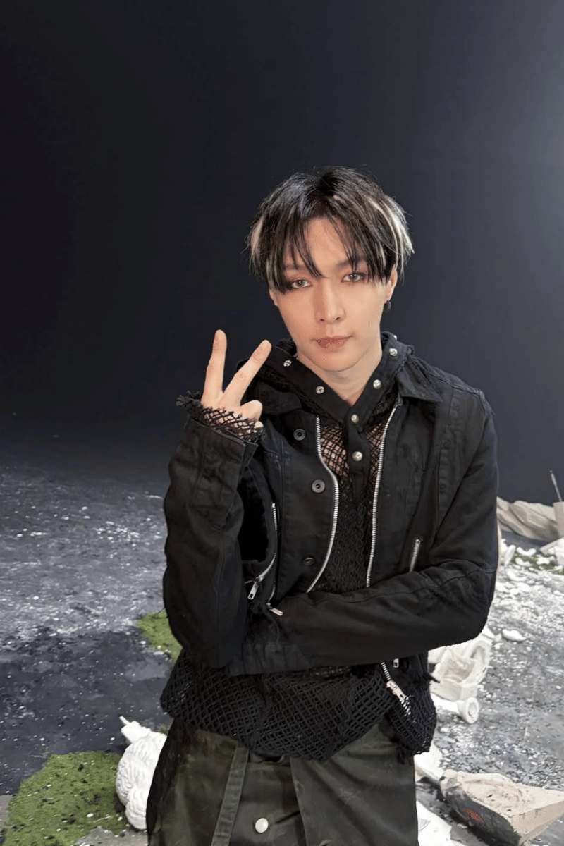 momen behind the scenes MV CROWN - EXO