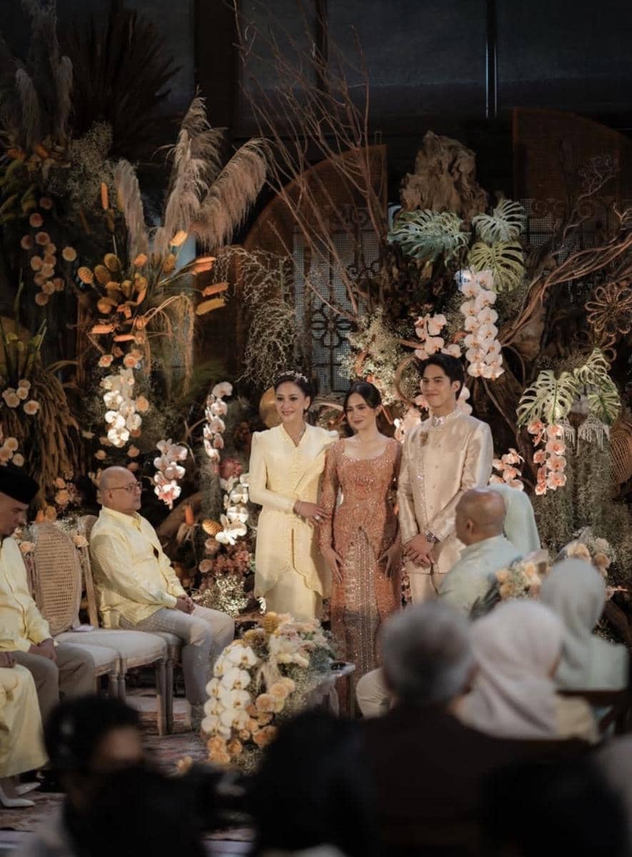 Gaya Keluarga di Lamaran El Rumi dan Syifa Hadju