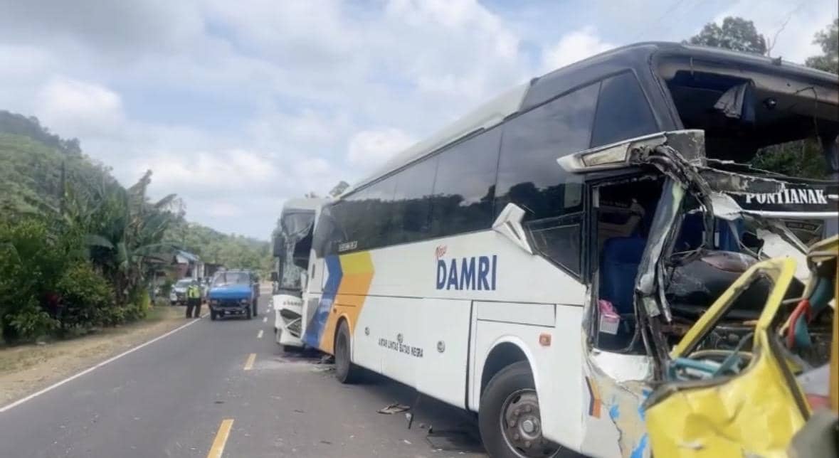 Bus Damri alami laka beruntun di Sanggau. 