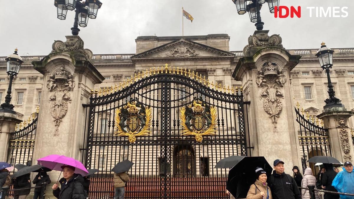 Jelang Pertemuan Prabowo-Raja Charles, Istana Buckingham Ramai Turis